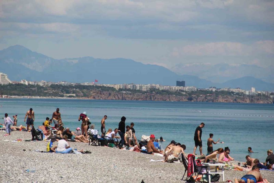 Antalya’da Bahar Sıcaklığı Sahilleri Doldurdu