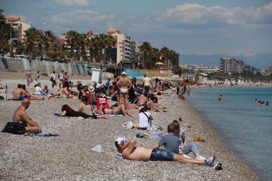 Antalya’da Bahar Sıcaklığı Sahilleri Doldurdu