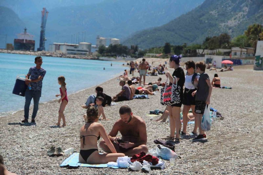 Antalya’da Bahar Sıcaklığı Sahilleri Doldurdu