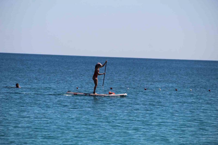 Antalya’da Bahar Sıcaklığı Sahilleri Doldurdu