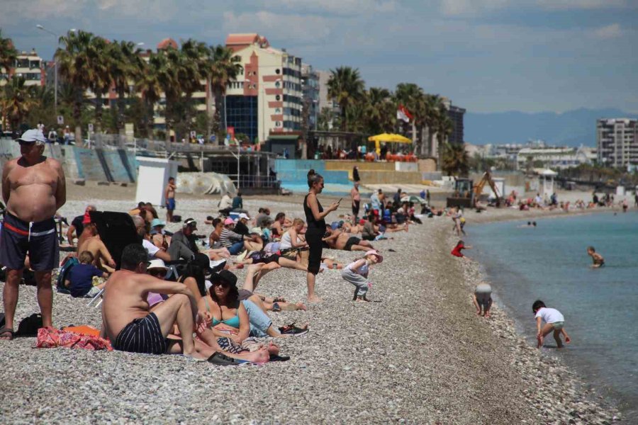 Antalya’da Bahar Sıcaklığı Sahilleri Doldurdu