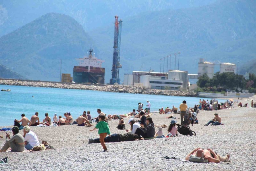 Antalya’da Bahar Sıcaklığı Sahilleri Doldurdu