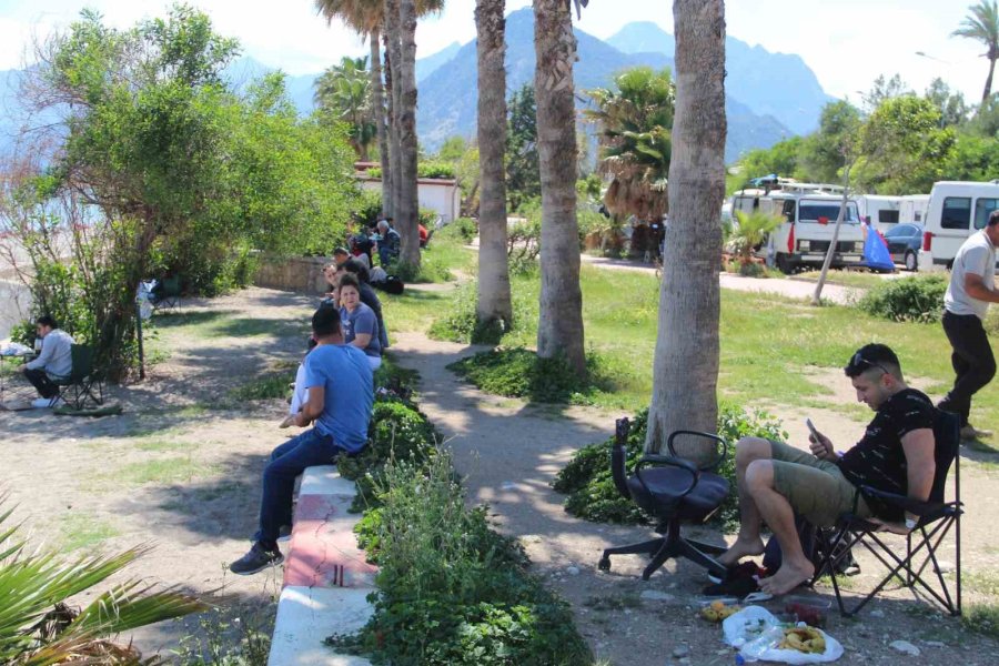 Antalya’da Bahar Sıcaklığı Sahilleri Doldurdu