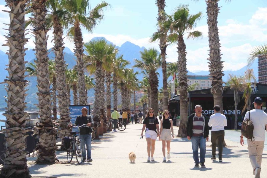 Antalya’da Bahar Sıcaklığı Sahilleri Doldurdu