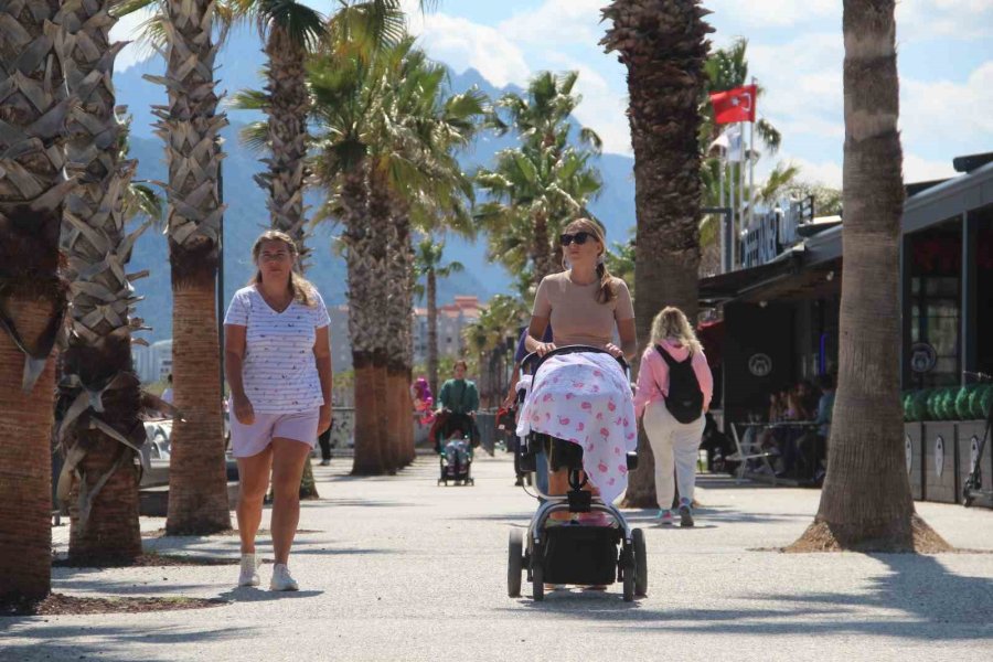 Antalya’da Bahar Sıcaklığı Sahilleri Doldurdu