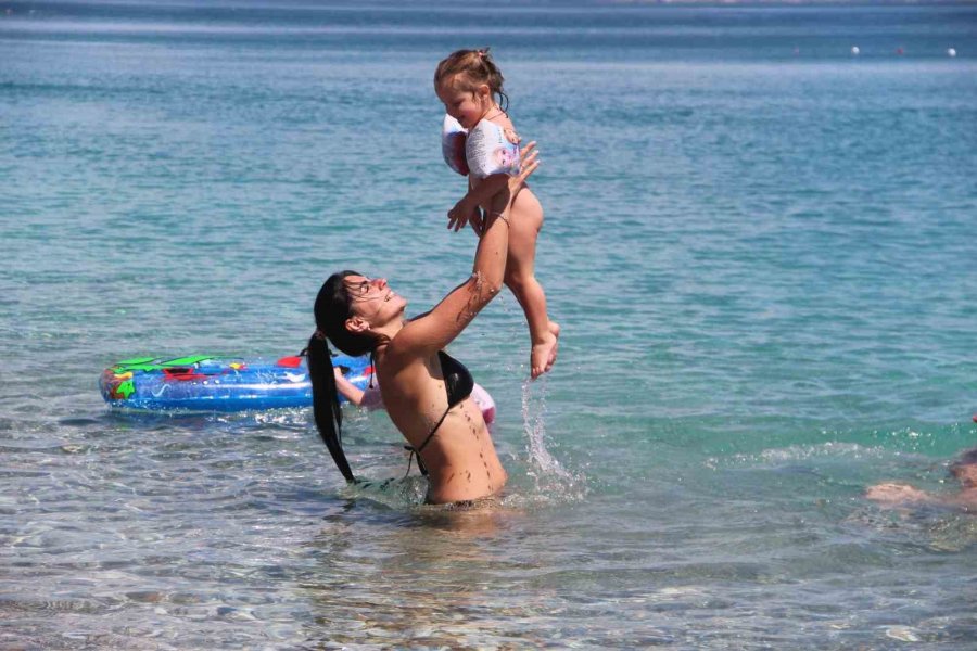 Antalya’da Bahar Sıcaklığı Sahilleri Doldurdu