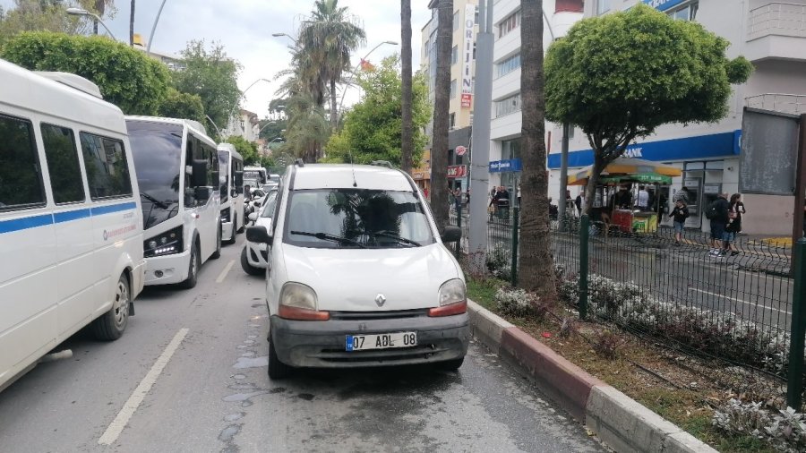 Kırmızı Işıkta Direksiyon Başındı Sızdı, ’içiyorsam Sebebi Var’ Dedi