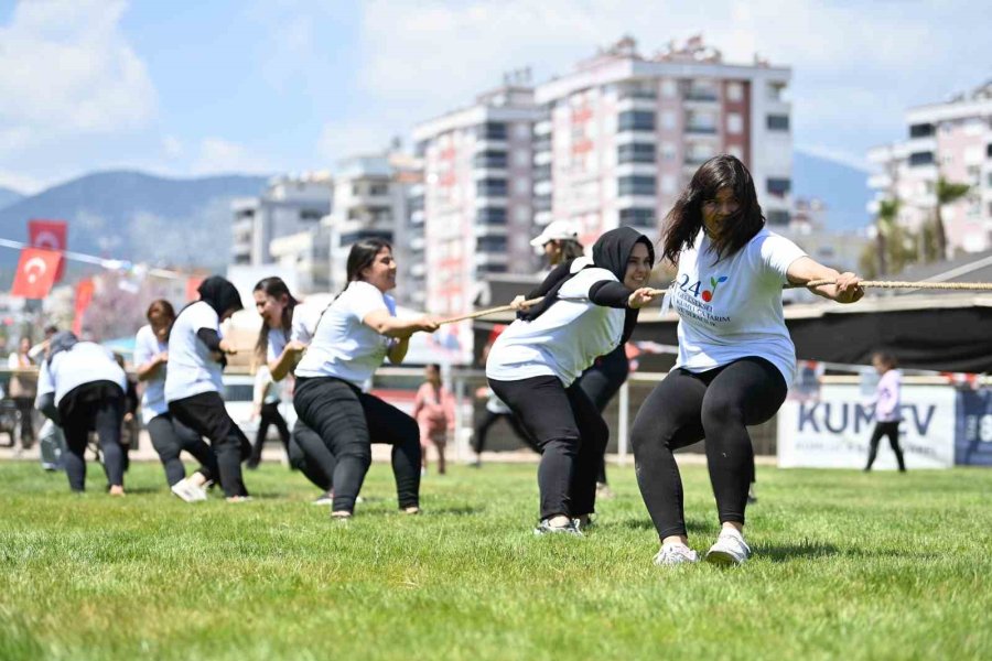 Kasalarla Domatesi Sırtlarında 40 Metre Taşıyıp Finiş Çizgisine Ulaştılar