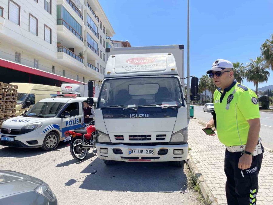 Park Halindeki Kamyonete Çarptı