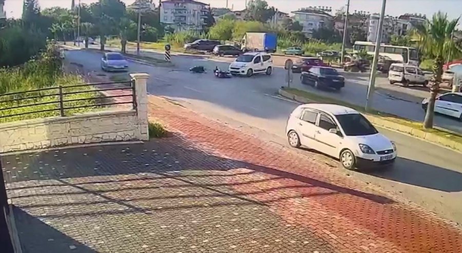 Hafif Ticari Araç Motosikletle Çarpıştı: 2 Yaralı