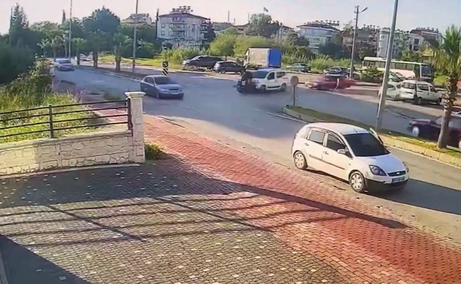 Hafif Ticari Araç Motosikletle Çarpıştı: 2 Yaralı