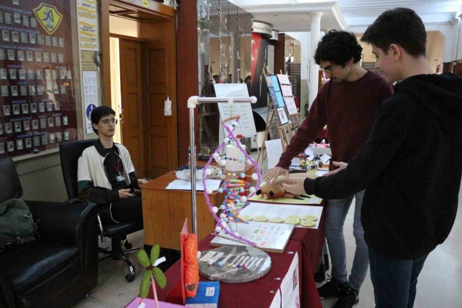 Eskişehir Atatürk Lisesi’nde ‘biyoloji Derslerinde İşlenen Konular’ Okulda Sergilendi