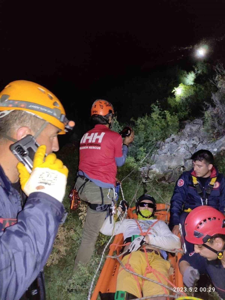 Paraşütle Kayalıklara Düşen Turist 10 Saat Süren Operasyonla Kurtarıldı