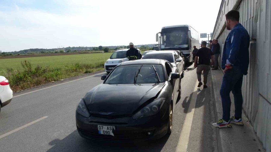 Kırmızı Işıkta Bekleyen Otomobillere, Personel Servis Otobüsü Çarptı: 2 Yaralı