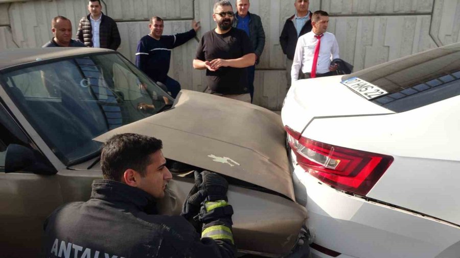 Kırmızı Işıkta Bekleyen Otomobillere, Personel Servis Otobüsü Çarptı: 2 Yaralı