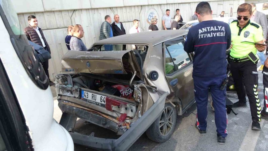 Kırmızı Işıkta Bekleyen Otomobillere, Personel Servis Otobüsü Çarptı: 2 Yaralı