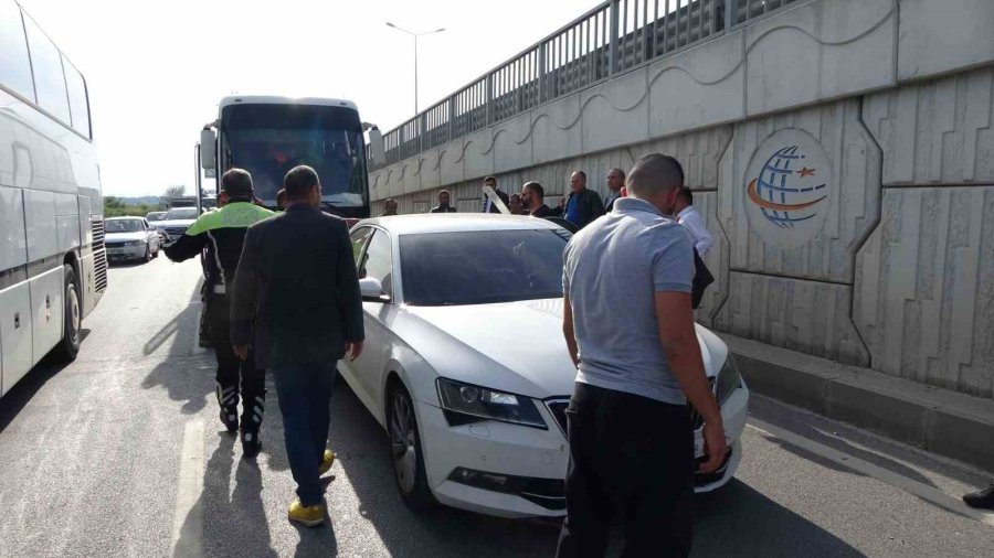 Kırmızı Işıkta Bekleyen Otomobillere, Personel Servis Otobüsü Çarptı: 2 Yaralı