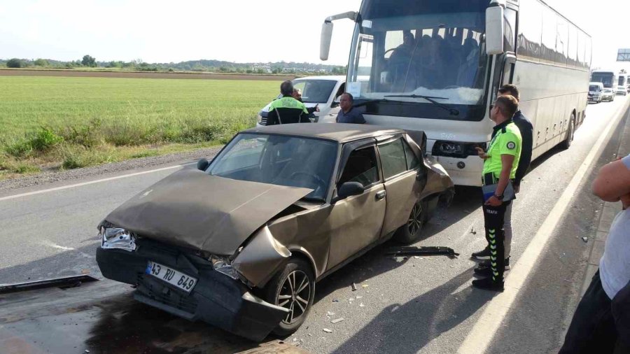 Kırmızı Işıkta Bekleyen Otomobillere, Personel Servis Otobüsü Çarptı: 2 Yaralı