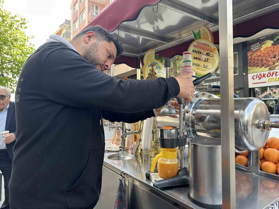 Mevsim Geçişlerinde Grip Önlemi Olarak Portakal Ve Limon Suyu Tüketiliyor