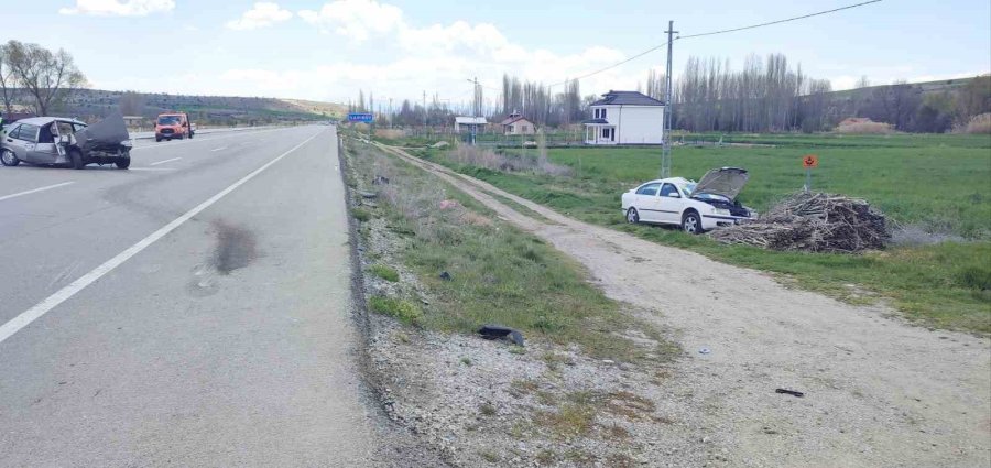 Konya’da Otomobil Park Halindeki Araca Çarptı: 3 Yaralı