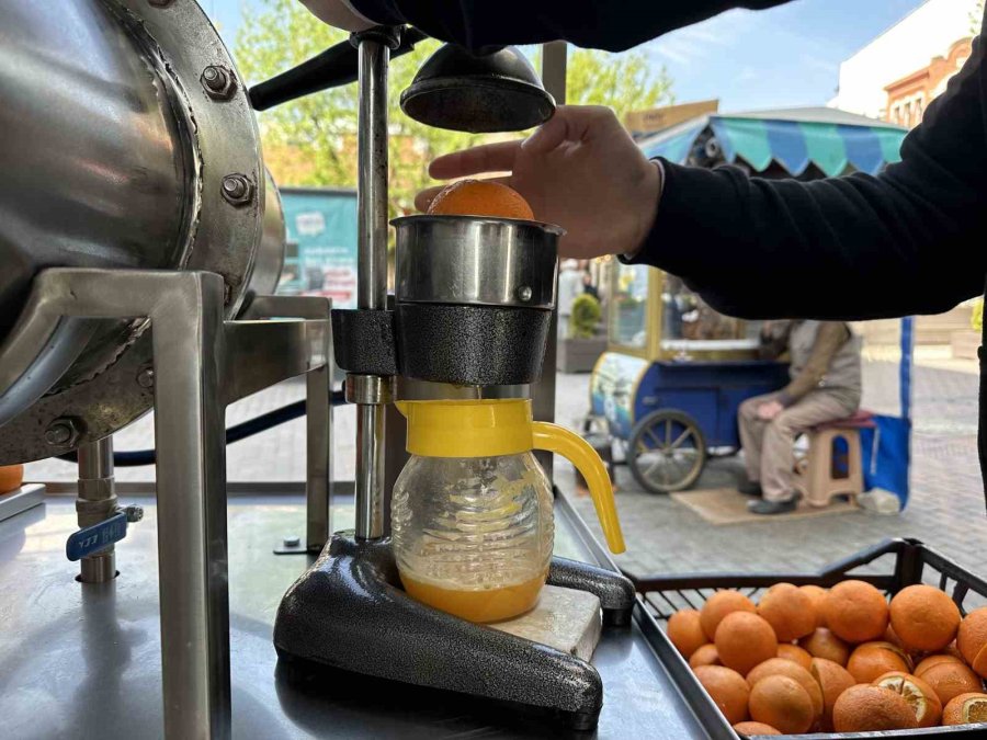 Mevsim Geçişlerinde Grip Önlemi Olarak Portakal Ve Limon Suyu Tüketiliyor