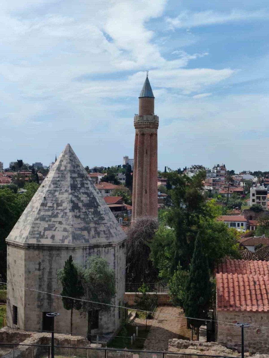 Aü Deprem Çalıştayı Raporu: "antalya’nın Tarihi Simgesi Yivli Minare Depremde Yıkılma Tehlikesi İle Karşı Karşıya"