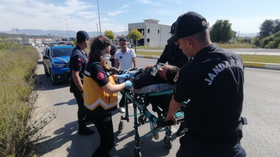 Yol Kenarındaki Baygın Şahsın Yardımına Jandarma Koştu