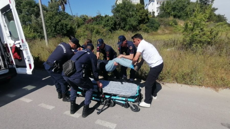 Yol Kenarındaki Baygın Şahsın Yardımına Jandarma Koştu