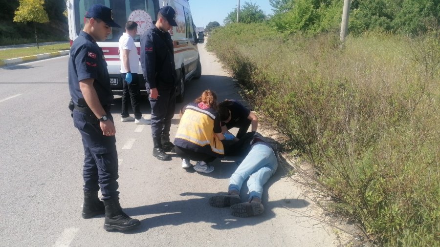 Yol Kenarındaki Baygın Şahsın Yardımına Jandarma Koştu