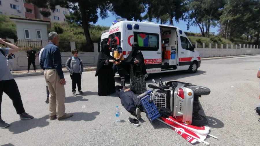 Kazada Yaralanan Sürücüyü Giysileriyle Güneşten Korudular