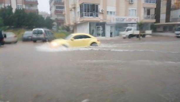 Antalya’da Sağanak Hayatı Felç Etti, Araçlar Yollarda Kaldı