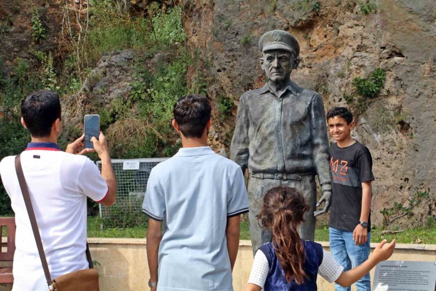 Kaleiçi’nin Simge İsmi ‘mustafa Kaptan’ın Heykelinin Omuzundaki Güvercin İkinci Kez Ortadan Kayboldu