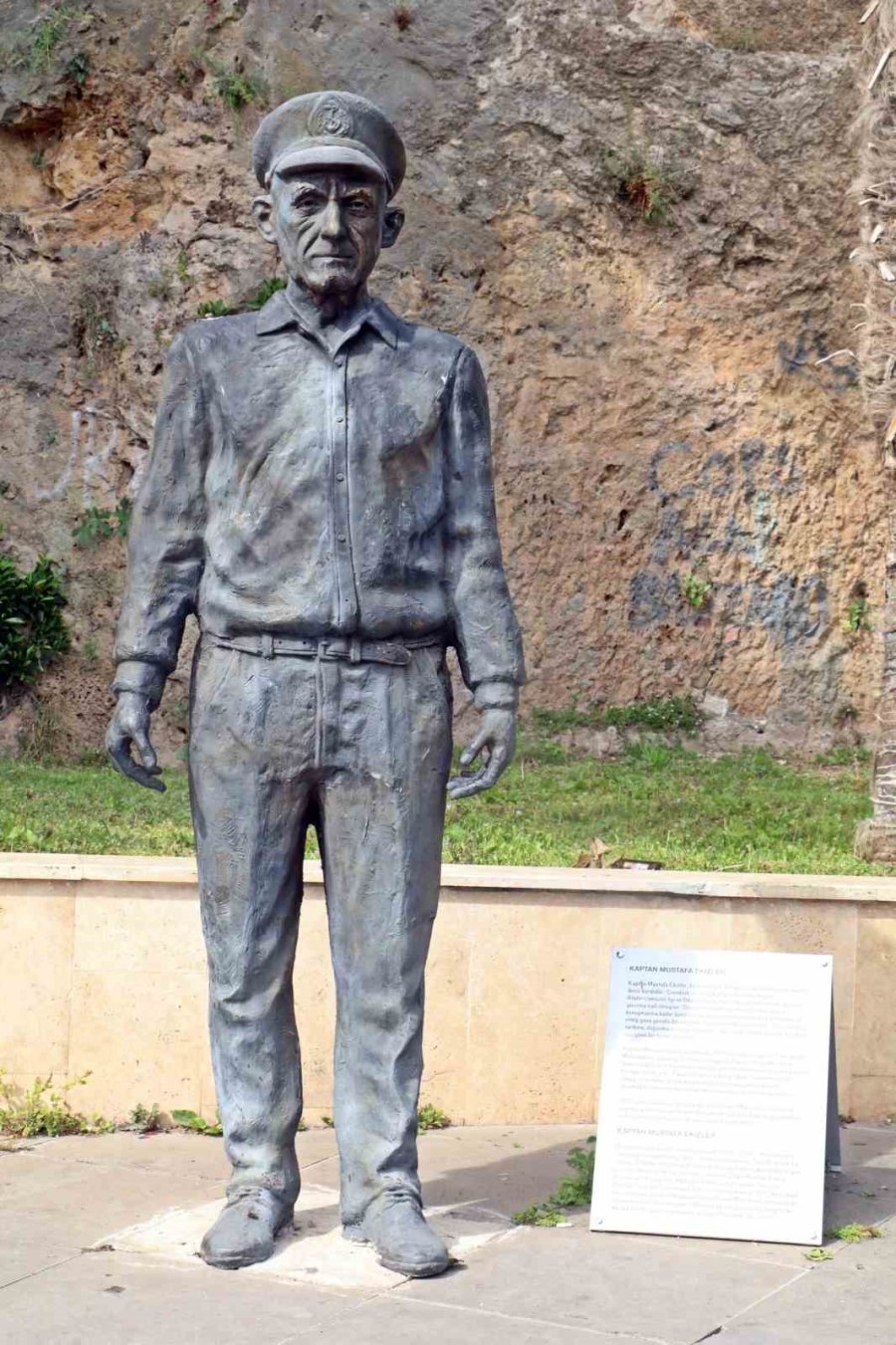 Kaleiçi’nin Simge İsmi ‘mustafa Kaptan’ın Heykelinin Omuzundaki Güvercin İkinci Kez Ortadan Kayboldu