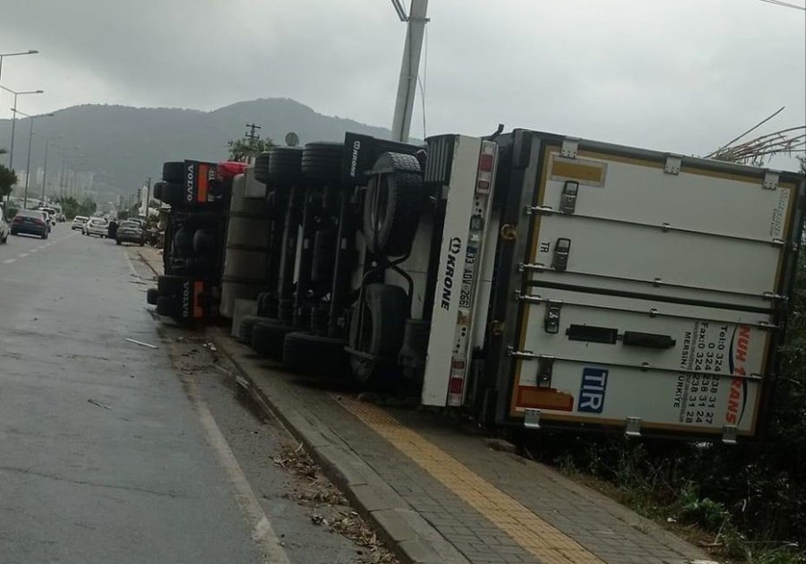 Fırtına Ve Hortum Biri Tır İki Aracı Devirdi, Çatıları Uçurup Seraları Parçaladı