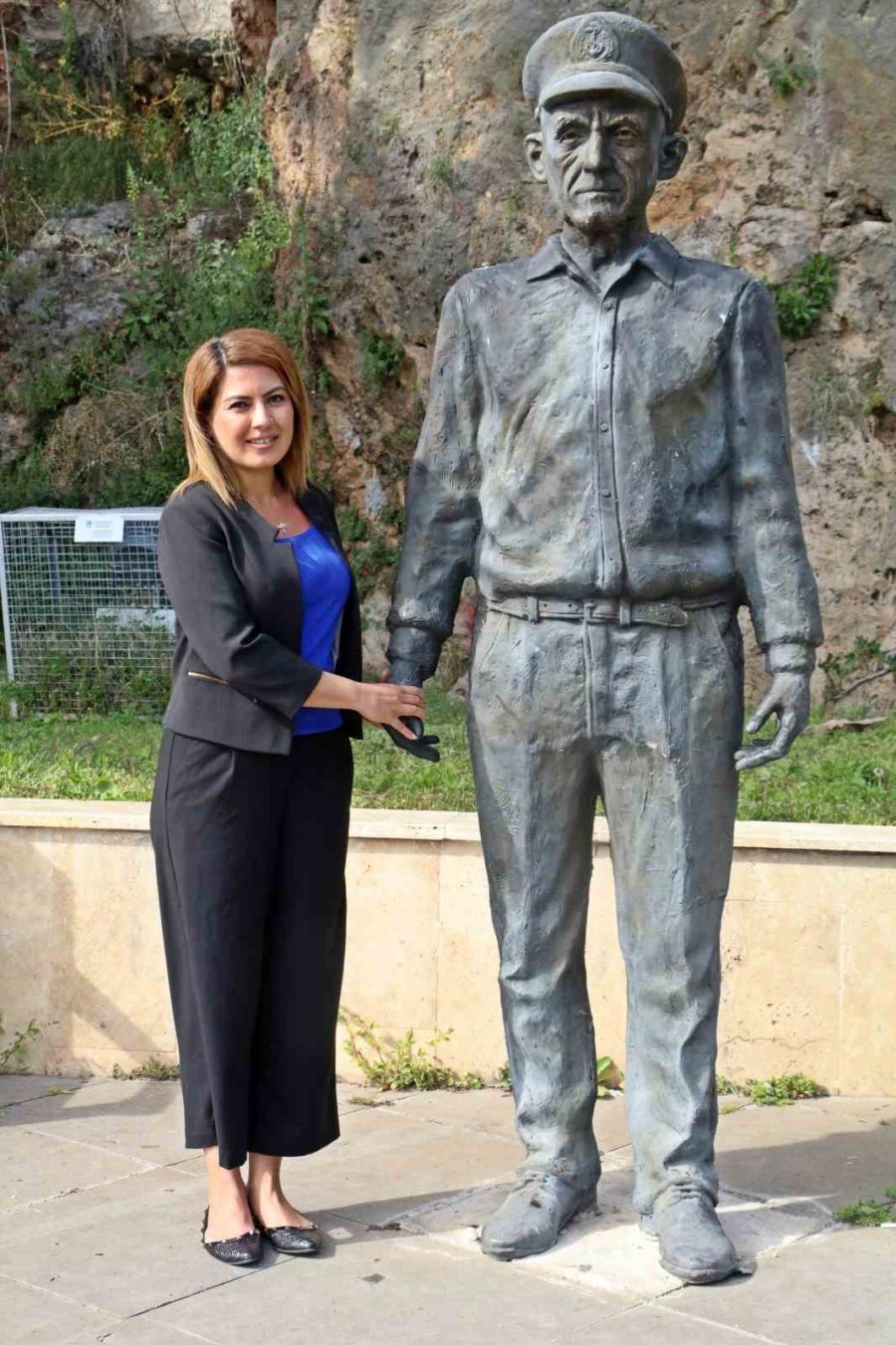 Kaleiçi’nin Simge İsmi ‘mustafa Kaptan’ın Heykelinin Omuzundaki Güvercin İkinci Kez Ortadan Kayboldu