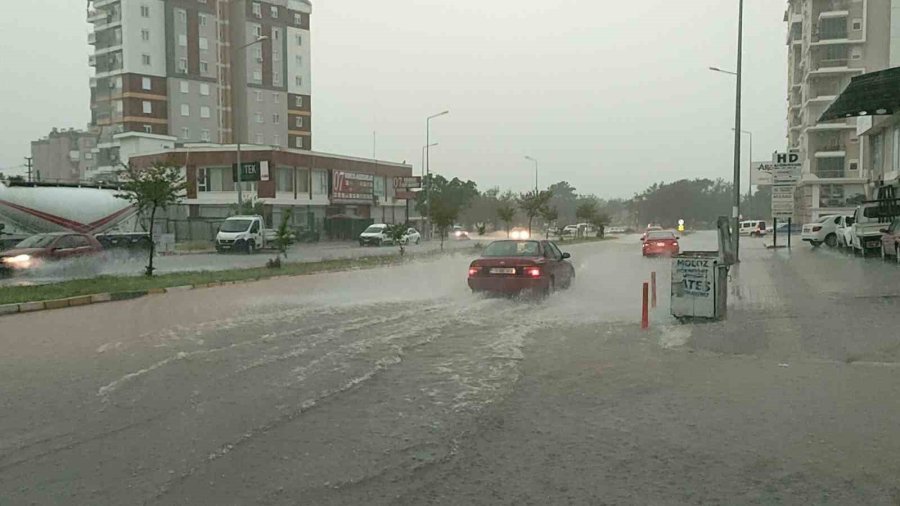 Antalya’da Sağanak Hayatı Felç Etti, Araçlar Yollarda Kaldı