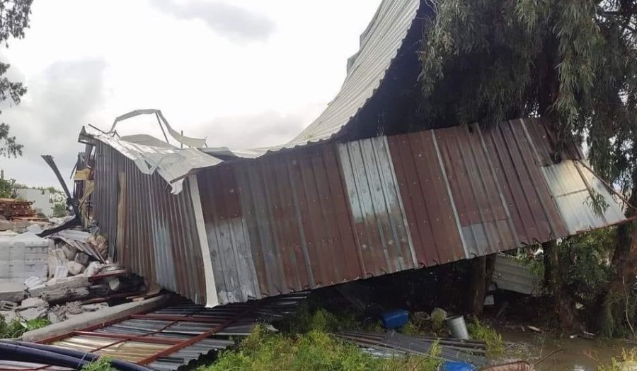 Fırtına Ve Hortum Biri Tır İki Aracı Devirdi, Çatıları Uçurup Seraları Parçaladı