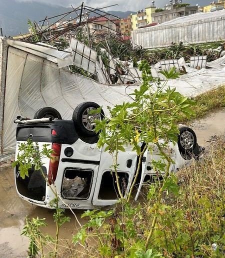 Fırtına Ve Hortum Biri Tır İki Aracı Devirdi, Çatıları Uçurup Seraları Parçaladı