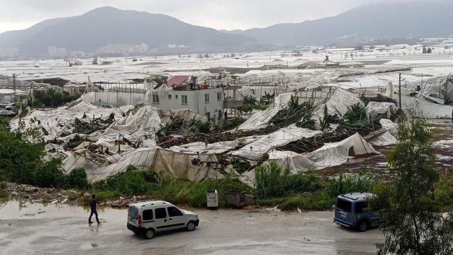 Fırtına Ve Hortumda Panik Anları Kamerada