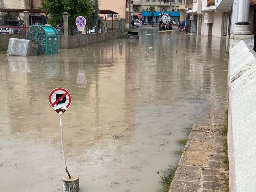 Yağmur Etkili Oldu, Cadde Göle Döndü