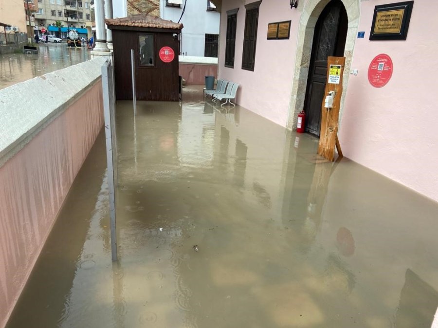 Yağmur Etkili Oldu, Cadde Göle Döndü