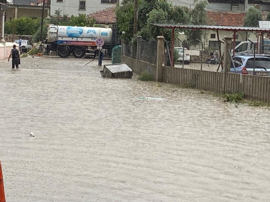 Yağmur Etkili Oldu, Cadde Göle Döndü