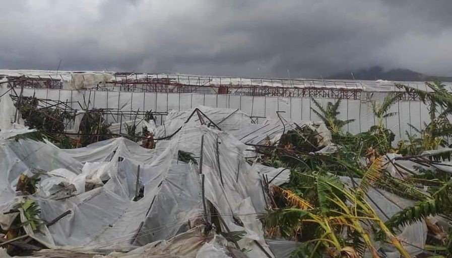 Fırtına Ve Hortum Biri Tır İki Aracı Devirdi, Çatıları Uçurup Seraları Parçaladı