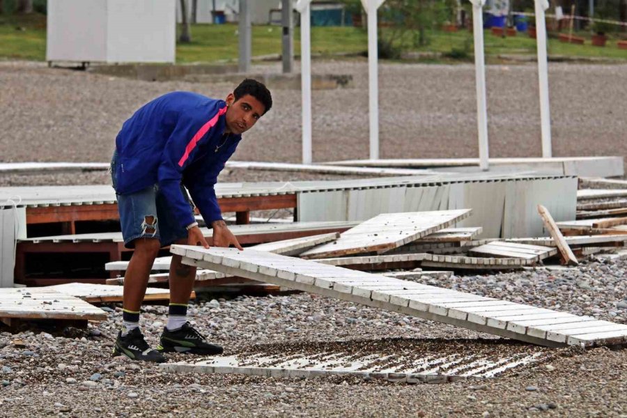 Dev Dalgalar Dünyaca Ünlü Sahildeki Cankurtaran Kulelerini Domino Taşı Gibi Devirdi