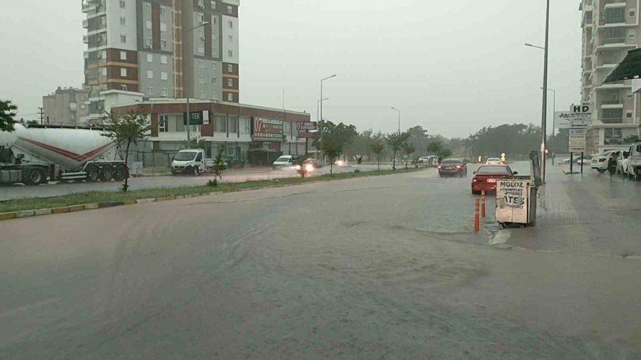 Antalya’da Sağanak Hayatı Felç Etti, Araçlar Yollarda Kaldı