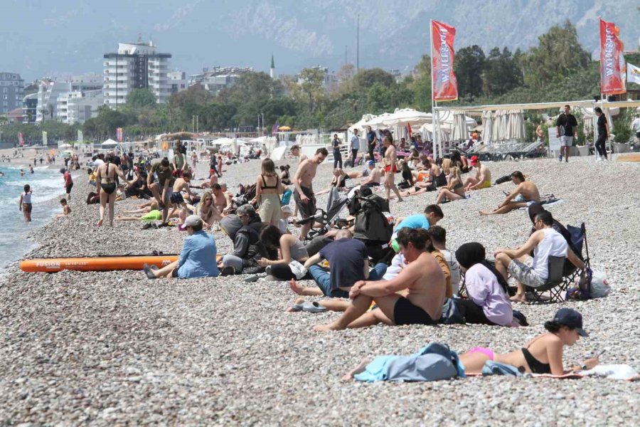 Antalya’da Dün Savaş Alanına Dönen Sahilde Bugün Sıcak Hava Keyfi