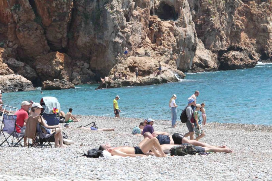 Antalya’da Dün Savaş Alanına Dönen Sahilde Bugün Sıcak Hava Keyfi