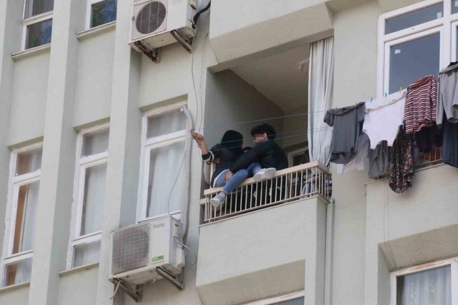 Elinde Bıçakla Balkon Demirlerine Çıkan Kadın, Korku Dolu Anlar Yaşattı