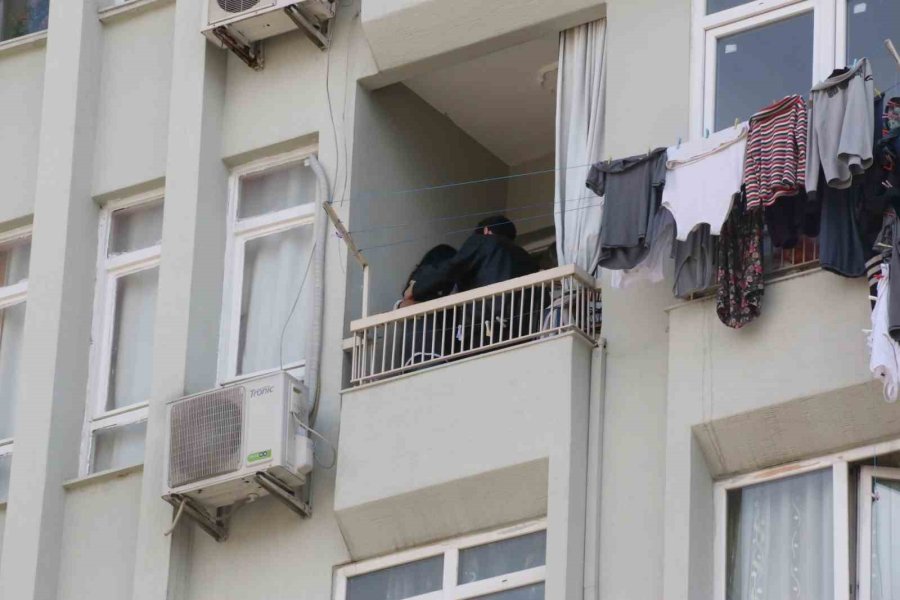 Elinde Bıçakla Balkon Demirlerine Çıkan Kadın, Korku Dolu Anlar Yaşattı