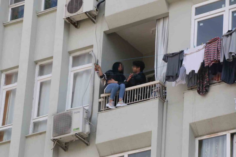 Elinde Bıçakla Balkon Demirlerine Çıkan Kadın, Korku Dolu Anlar Yaşattı